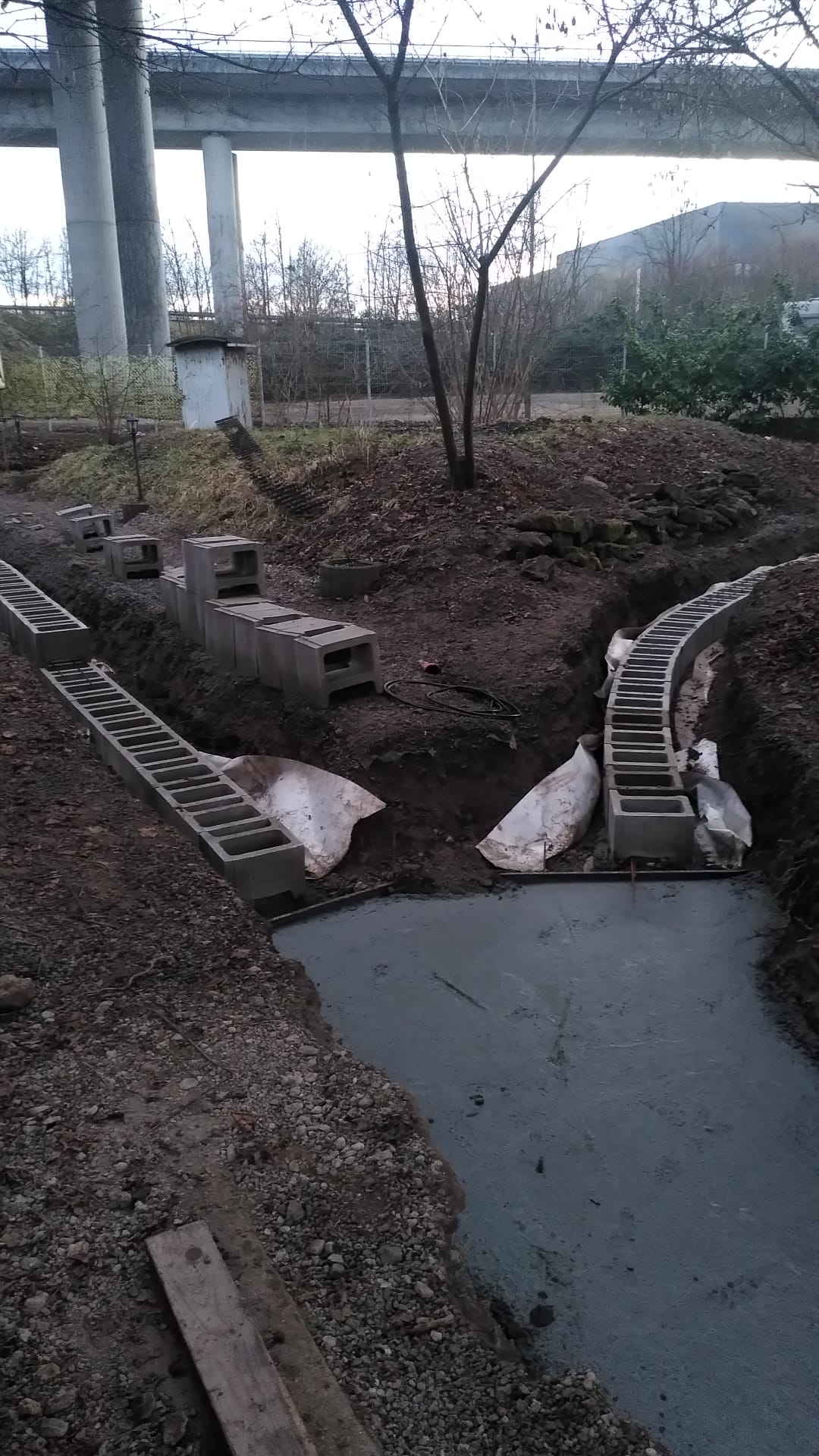 Streckensanierung: Das Weichenfundament in der Einfahrt